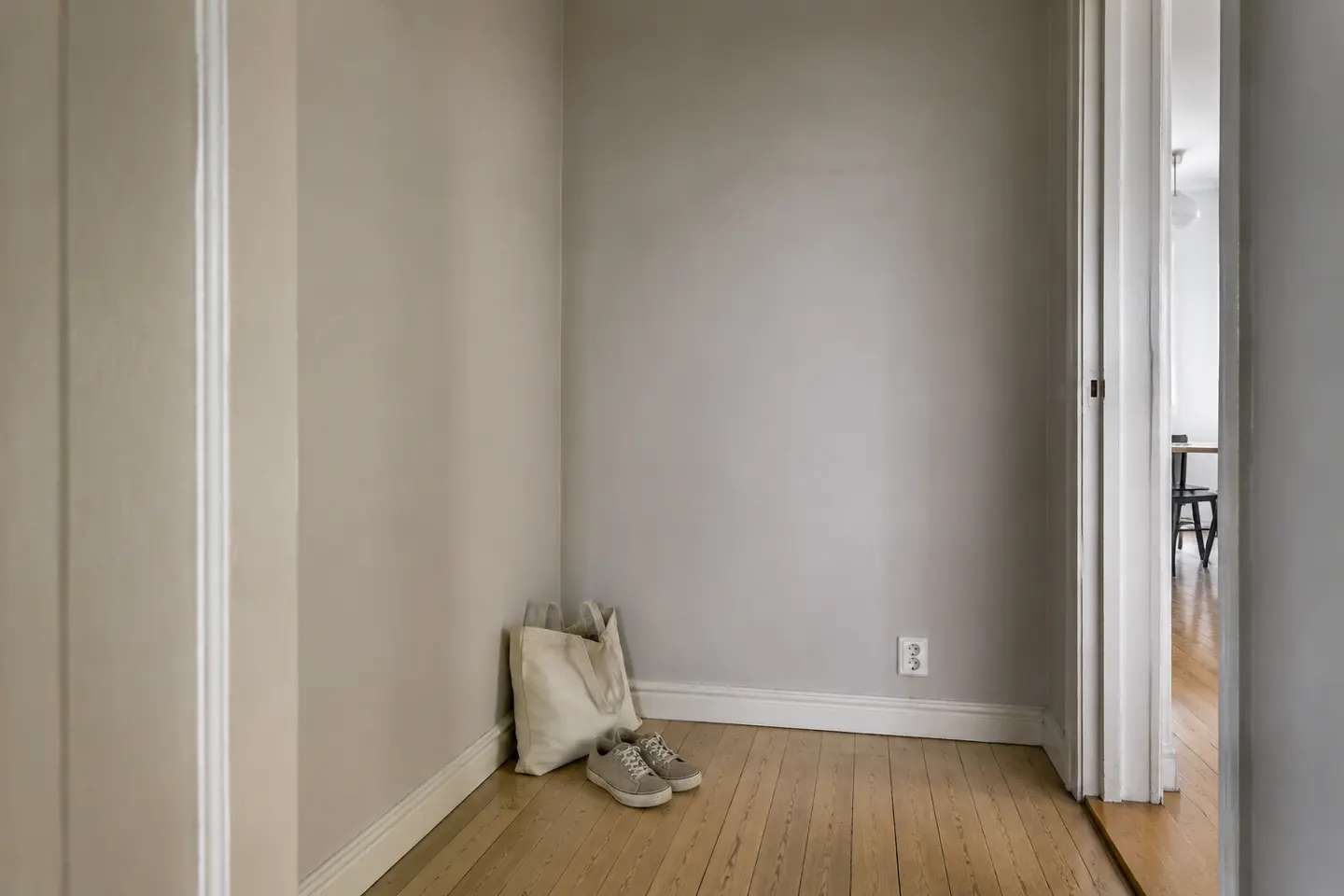 Narrow entrance before work, with an unused corner and too little storage