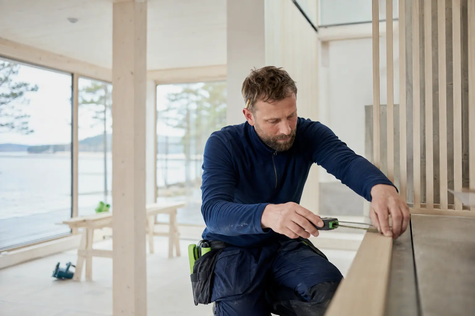 Snekker som arbeider i et lyst norsk boligprosjekt